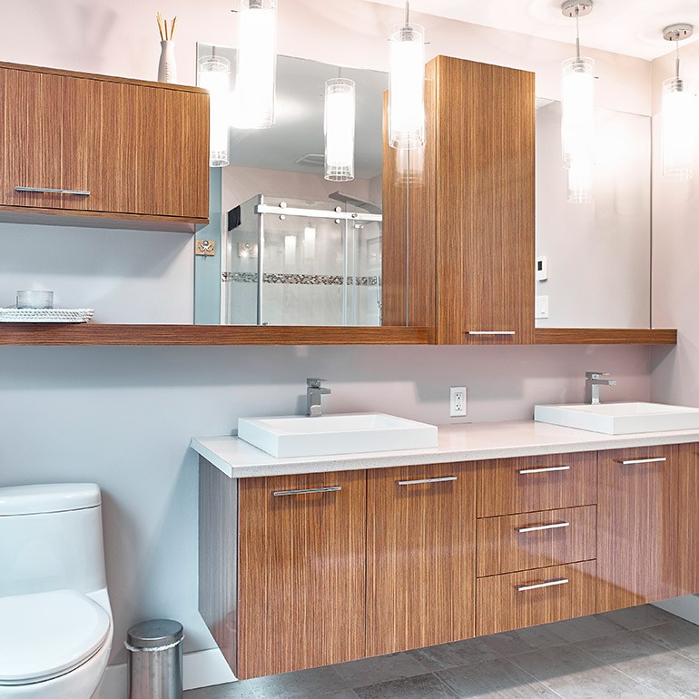 Cuisines Beauregard | Salle de bain des maître style urbain avec tablette décroative